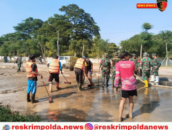 TNI dan Pemerintah Bersinergi Bersihkan Jalan Pasca Banjir di Kemang Pratama