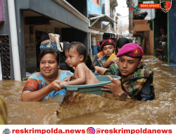 Mengabdi untuk Negeri: Marinir TNI Beri Bantuan Maksimal untuk Korban Banjir