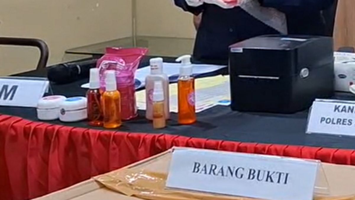 SATRESKRIM POLRES METRO BEKASI BONGKAR PRODUKSI SKINCARE ILEGAL “GLOWGLOWING” DELAPAN ORANG DIAMANKAN, OMZET TEMBUS 1,2 MILIAR