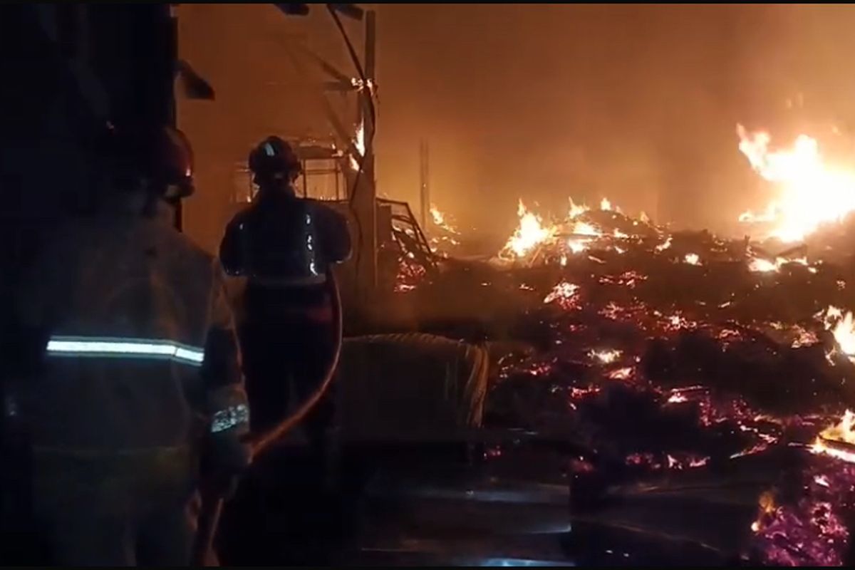 Kebakaran Besar Melanda Pasar Bojong Kedungwaringin, Kabupaten Bekasi Dilanda Kepanikan