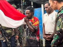 MANTAN ANGGOTA OPM MINANGGEN MURIB RESMI KEMBALI KE PANGKUAN NKRI, CIUM MERAH PUTIH DAN BERSUMPAH SETIA BANGUN PAPUA DAMAI