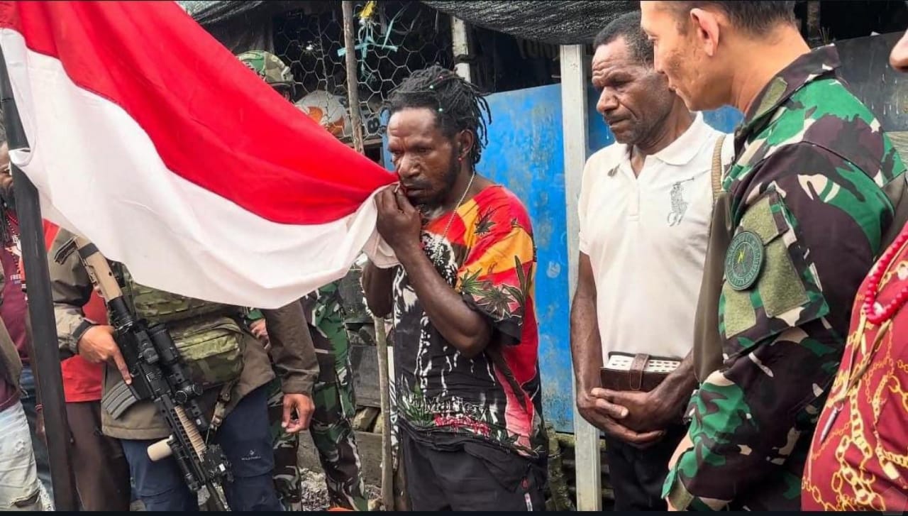 MANTAN ANGGOTA OPM MINANGGEN MURIB RESMI KEMBALI KE PANGKUAN NKRI, CIUM MERAH PUTIH DAN BERSUMPAH SETIA BANGUN PAPUA DAMAI