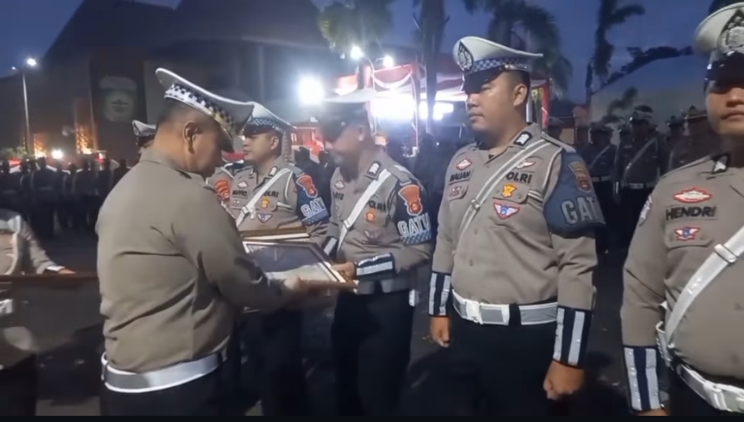 6 ANGGOTA SATLANTAS POLRESTABES PALEMBANG DIGANJAR PENGHARGAAN USAI BONGKAR PENYELUNDUPAN SABU DAN EKSTASI