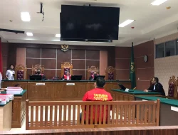 PENUNTUT UMUM TUNTUT HUKUMAN MATI UNTUK EKS KASAT NARKOBA BARELANG, SIDANG DI PN BATAM DIPENUHI KEHENINGAN DAN TANGIS KELUARGA