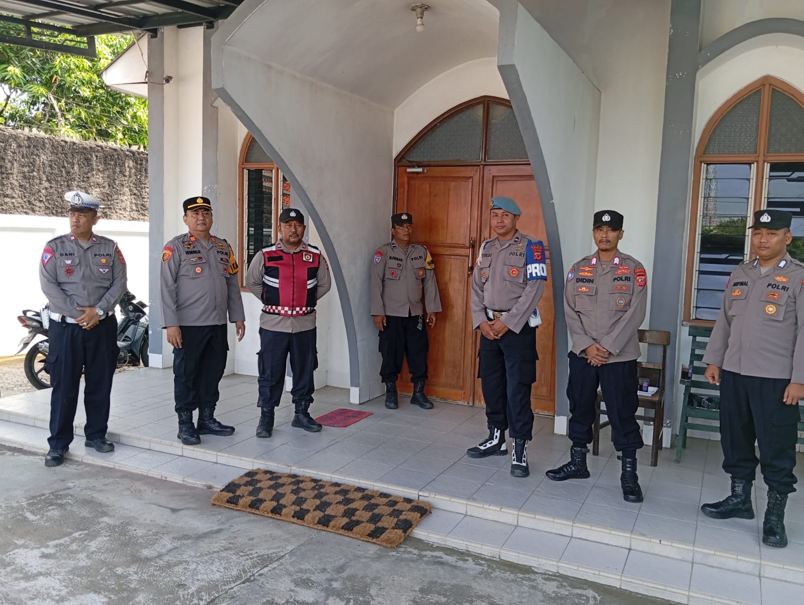 Kebaktian Peringatan Kenaikan Isa Al-Masih, Kapolsek Losarang Lakukan Pengamanan di GKI