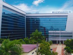 KPK GELEDAH KANTOR KEMNAKER TERKAIT DUGAAN SUAP DAN GRATIFIKASI TENAGA KERJA ASING