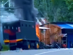 Aksi Unjuk Rasa Mahasiswa Tolak UKT di Universitas Cenderawasih Jayapura Memanas, Bentrok Tak Terelakkan