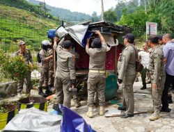 Satpol PP Kabupaten Bogor Bongkar 13 Lapak Liar dan Calo Vila di Kawasan Puncak, Demi Tertibkan Jalur Wisata