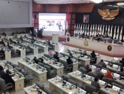 FRAKSI PDIP DPRD JAWA BARAT KELUAR RUANG SIDANG SAAT RAPAT PARIPURNA, SOROTI KEPASTIAN HUKUM DAN ETIKA DEMOKRASI