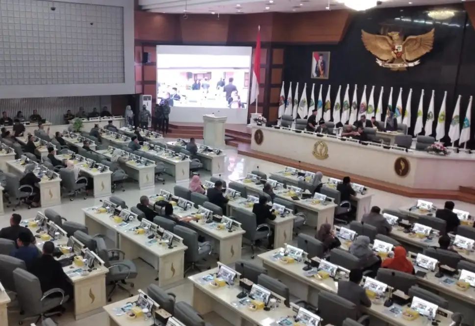 FRAKSI PDIP DPRD JAWA BARAT KELUAR RUANG SIDANG SAAT RAPAT PARIPURNA, SOROTI KEPASTIAN HUKUM DAN ETIKA DEMOKRASI