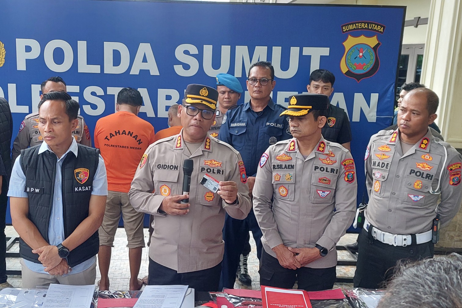 SATRESKRIM POLRESTABES MEDAN UNGKAP JARINGAN PEMBUAT SIM TIRUAN DI MEDAN TIMUR