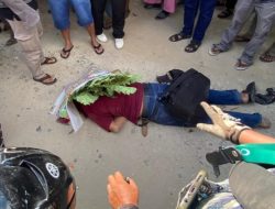 TRAGIS! SEORANG PRIA TEWAS DIPUKUL ODGJ MENGGUNAKAN BALOK KAYU DI JALAN UMUM – KORBAN TERGELETAK BERSIMBAH DARAH