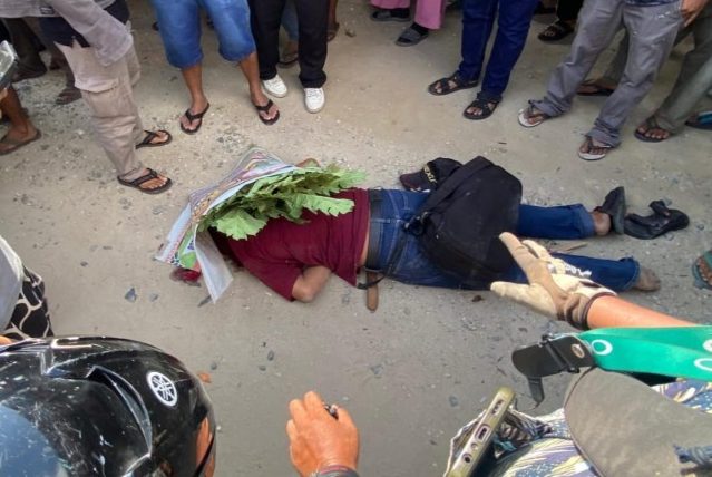 TRAGIS! SEORANG PRIA TEWAS DIPUKUL ODGJ MENGGUNAKAN BALOK KAYU DI JALAN UMUM – KORBAN TERGELETAK BERSIMBAH DARAH