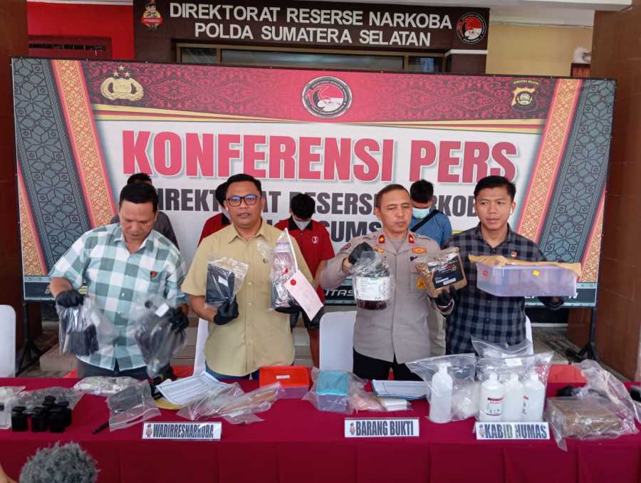 GULUNG JARINGAN NARKOBA: DITRESNARKOBA POLDA SUMSEL BEKUK PENGEDAR DI PALEMBANG, 11 KG SABU DIAMANKAN