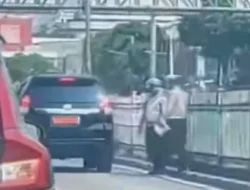 Mobil Berpelat Dinas Tertangkap Kamera Melintasi Jalur Khusus TransJakarta, Dua Petugas Lalu Lintas Justru Memberi Salam Hormat
