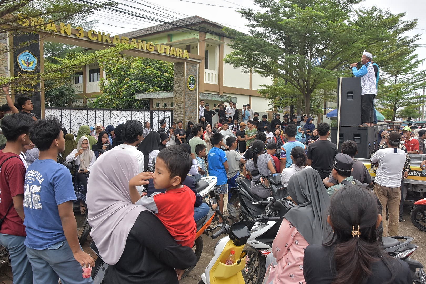 Ratusan Orang Tua Siswa Geruduk SMAN 3 Cikarang Utara, Protes Jalur Domisili Dinilai Tidak Transparan