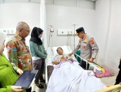 KAPOLDA JABAR JENGUK KORBAN SELAMAT LONGSOR TAMBANG GUNUNG KUDA: SERAHKAN SANTUNAN DAN BERI DUKUNGAN MORIL LANGSUNG
