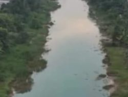 SUNGAI CITARUM BERUBAH WARNA! DLH KARAWANG UNGKAP PENYEBAB LIMBAH BERWARNA BIRU DARI PABRIK KERTAS