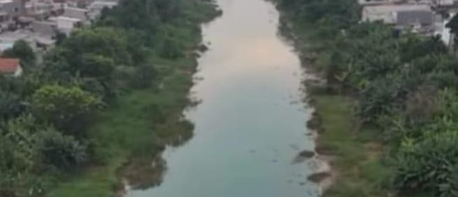 SUNGAI CITARUM BERUBAH WARNA! DLH KARAWANG UNGKAP PENYEBAB LIMBAH BERWARNA BIRU DARI PABRIK KERTAS