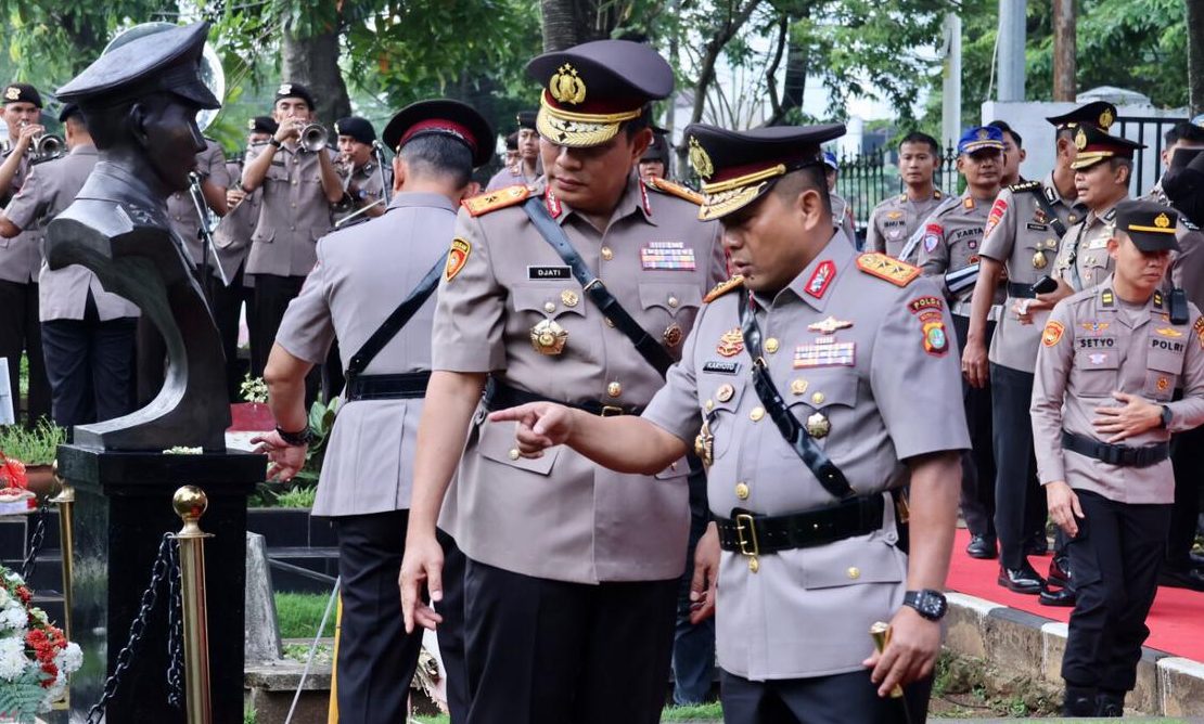 MENJELANG HARI BHAYANGKARA KE-79, KAPOLDA METRO JAYA PIMPIN ZIARAH KHIDMAT DI TMP TANAH KUSIR: WUJUD PENGHORMATAN TERHADAP PENGABDIAN PARA PEJUANG POLRI