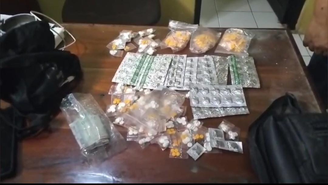Penggerebekan Warung Kopi Penjual Obat Terlarang di Desa Malangsari: 700 Butir Eximer dan Tramadol Diamankan