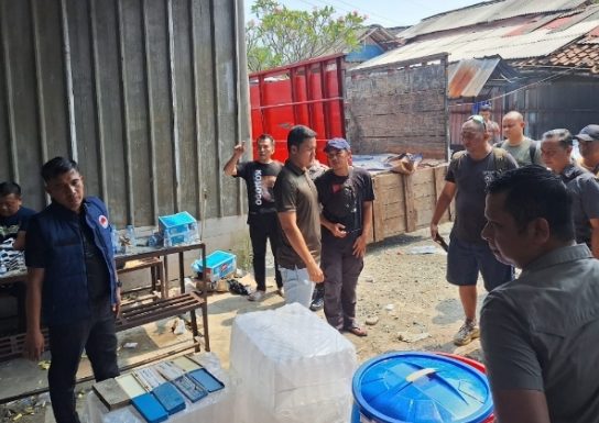 SATNARKOBA POLRESTA & POLRES BOGOR BONGKAR INDUSTRI RUMAHAN MIRAS OPLOSAN – OMZET RP6 JUTA/HARI, 160 DERIGEN DISITA