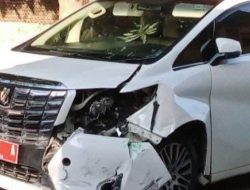 KENDARAAN DINAS WAKIL BUPATI MAMUJU TERLIBAT KECELAKAAN LALU LINTAS DI JALAN TRANS SULAWESI, SEORANG PENGENDARA MOTOR TERLIBAT INSIDEN
