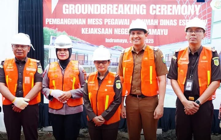 Bupati Lucky Hakim dan Kajati Jabar Groundbreaking Pembangunan Mess Pegawai dan Rumah Dinas Kejaksaan Negeri Indramayu