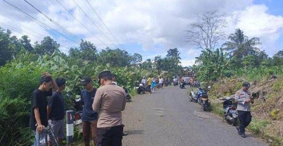 TRAGIS: GURU DI TANGGAMUS TERSENGAT LISTRIK SAAT BANTU PASANG JARINGAN INTERNET, MENINGGAL DI TEMPAT