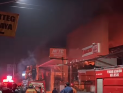 Kebakaran Hebat Lahap Toko Ban di Jatimakmur, Tim Pemadam Dikerahkan Jumat Dini Hari
