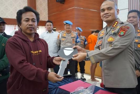 Sambut Hari Bhayangkara ke-79, Polres Metro Bekasi Serahkan 20 Sepeda Motor Hasil Curian kepada Pemilik Asli