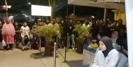 Ratusan Warga Padati Polsek Pauh dan Polresta Padang, Terkait Dugaan Penipuan Lowongan Kerja Fiktif di Sebuah Pusat Perbelanjaan