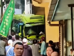 MINIBUS PENGANGKUT CABAI DARI MADURA HANTAM PEMUKIMAN DI KOTALAMA — SEORANG LANJUT USIA TERTABRAK MENINGGAL DI TEMPAT