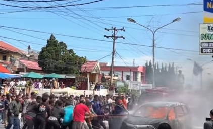 AVANZA DIDUGA ANGKUT BBM ILEGAL MELEDAK DI JALAN AHMAD YANI DAIRI – DUA KORBAN ALAMI LUKA BAKAR SERIUS