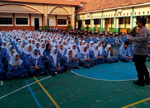 Sambut HUT Bhayangkara ke-79, Polsek Babelan Intensifkan Edukasi Pelajar Lewat Program “Police Goes to School” di SMAN 2 Babelan