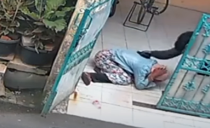 IRONIS! SEORANG IBU DI BEKASI JADI KORBAN PENGANIAYAAN OLEH PUTRA KANDUNGNYA – VIDEO KASUS VIRAL DI MEDIA SOSIAL