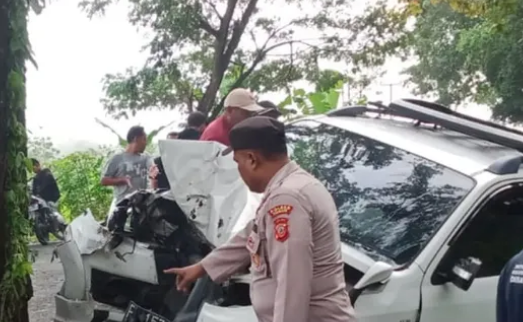 KECELAKAAN LALU LINTAS TUNGGAL DI CIANJUR MENELAN KORBAN JIWA – KEPALA DESA MEKARSARI BESERTA KELUARGA MENINGGAL DI TEMPAT
