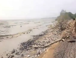 Abrasi Parah Terjang Desa Pusakajaya Utara, Jalur Utama Lumpuh Total – Kendaraan Roda Empat Tak Bisa Melintas