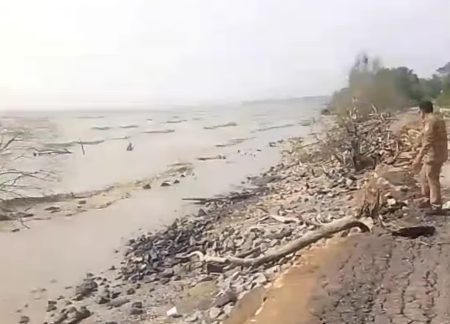 Abrasi Parah Terjang Desa Pusakajaya Utara, Jalur Utama Lumpuh Total – Kendaraan Roda Empat Tak Bisa Melintas