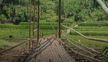 JEMBATAN PENGHUBUNG DI DESA BANTARAGUNG PUTUS DITERJANG BANJIR, WARGA TERISOLASI DAN BANGUN JEMBATAN DARURAT BAMBU