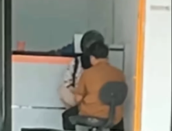 VIRAL VIDEO TINDAKAN ASUSILA DI DALAM TOKO, SEPASANG MUDA-MUDI DI LAMONGAN DIAMANKAN POLISI – SALAH SATUNYA DIPECAT TEMPAT KERJA