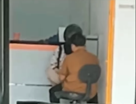 VIRAL VIDEO TINDAKAN ASUSILA DI DALAM TOKO, SEPASANG MUDA-MUDI DI LAMONGAN DIAMANKAN POLISI – SALAH SATUNYA DIPECAT TEMPAT KERJA