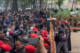 Pengadilan Negeri Surabaya Berhasil Lakukan Eksekusi Rumah Milik Keluarga Mantan Wapangab, Dikawal Ketat 250 Personel Gabungan