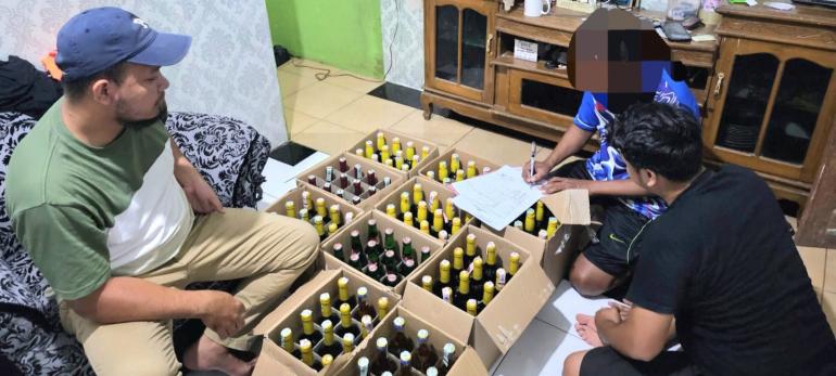 Satresnarkoba Polresta Cirebon Gerebek Rumah Warga Penjual Miras Ilegal di Desa Sarajaya