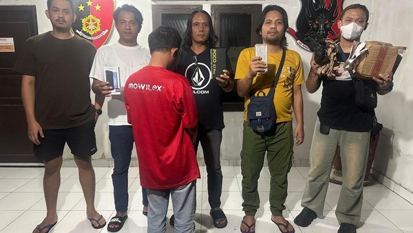 MODUS COD PAKAI ALAMAT FIKTIF, RATUSAN JUTA RUPIAH PAKET ELEKTRONIK DIGANTI BATU & BAJA: JNE MERUGI RP311 JUTA