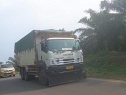 MELANGGAR ATURAN JAM OPERASIONAL, TRUK ANGKUT PASIR MASIH BERAKTIVITAS SIANG HARI DI LEBAK BANTEN