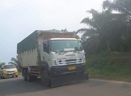 MELANGGAR ATURAN JAM OPERASIONAL, TRUK ANGKUT PASIR MASIH BERAKTIVITAS SIANG HARI DI LEBAK BANTEN