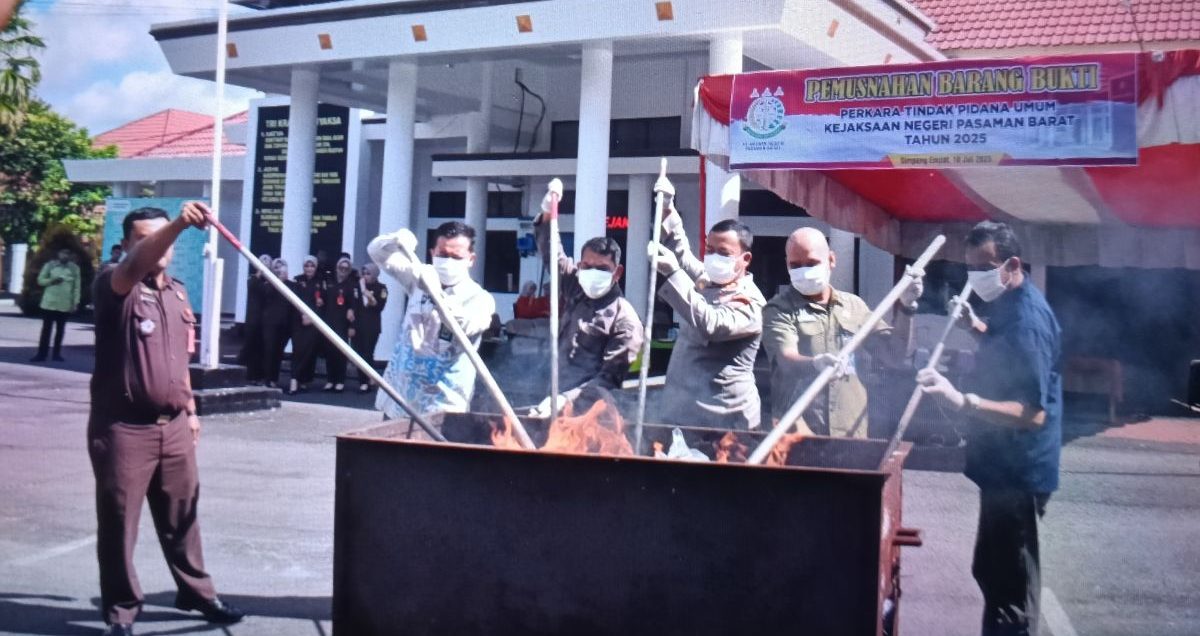 Kejari Pasaman Barat Musnahkan Barang Bukti 49 Perkara: Dominasi Kasus Narkoba dan Perjudian