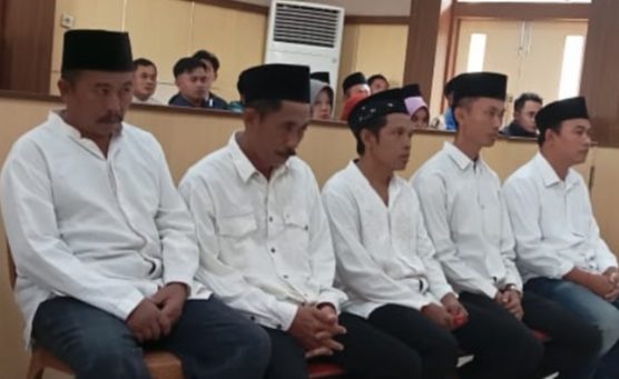 Isak Tangis Iringi Putusan Hakim: Lima Terdakwa Kasus Dugaan Pemalsuan PAW Kades Gugul Divonis 3,6 Tahun Penjara