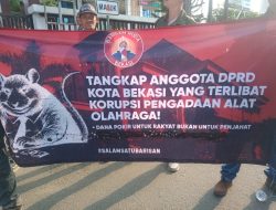 Massa Mahasiswa dan LSM Kepung Kantor Kejari Bekasi: Desak Tuntas Dugaan Korupsi Pengadaan Alat Olahraga Dispora 2023